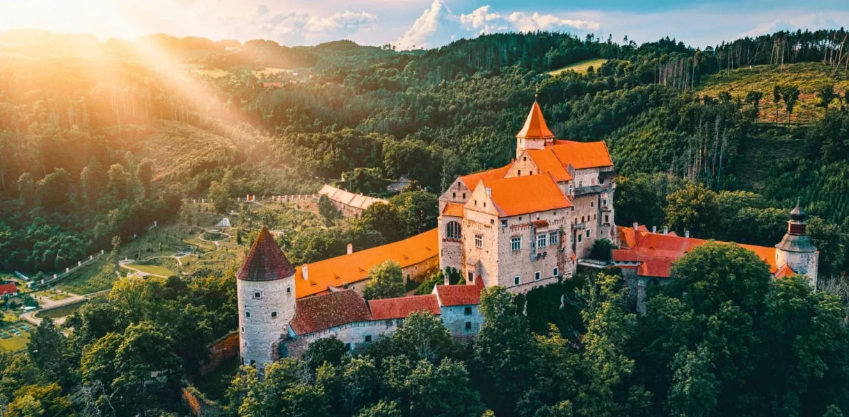 Zamek-Pernštejn-_1_