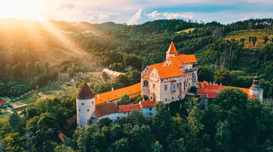 Zamek-Pernštejn-_1_