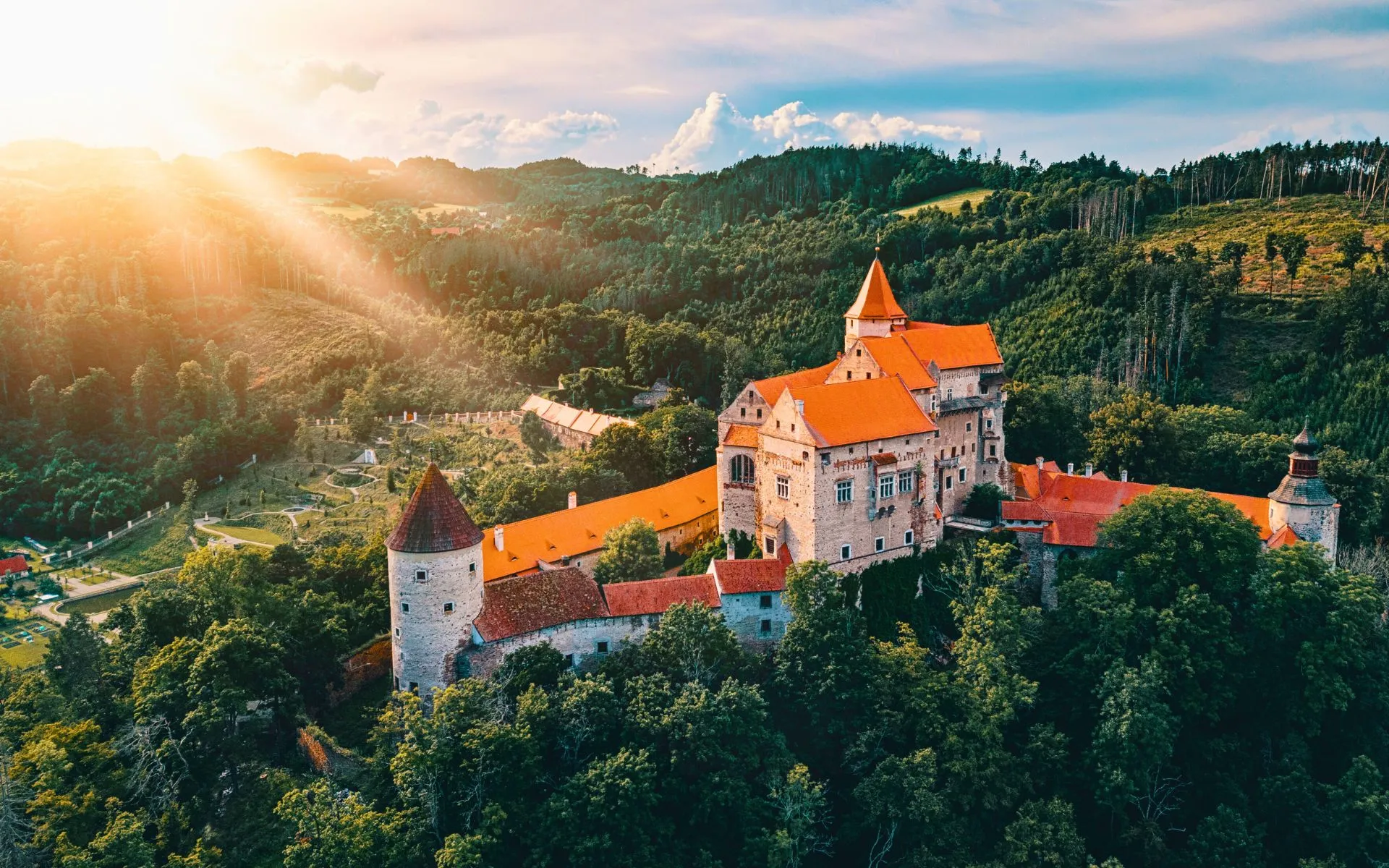 Zamek-Pernštejn-_1_